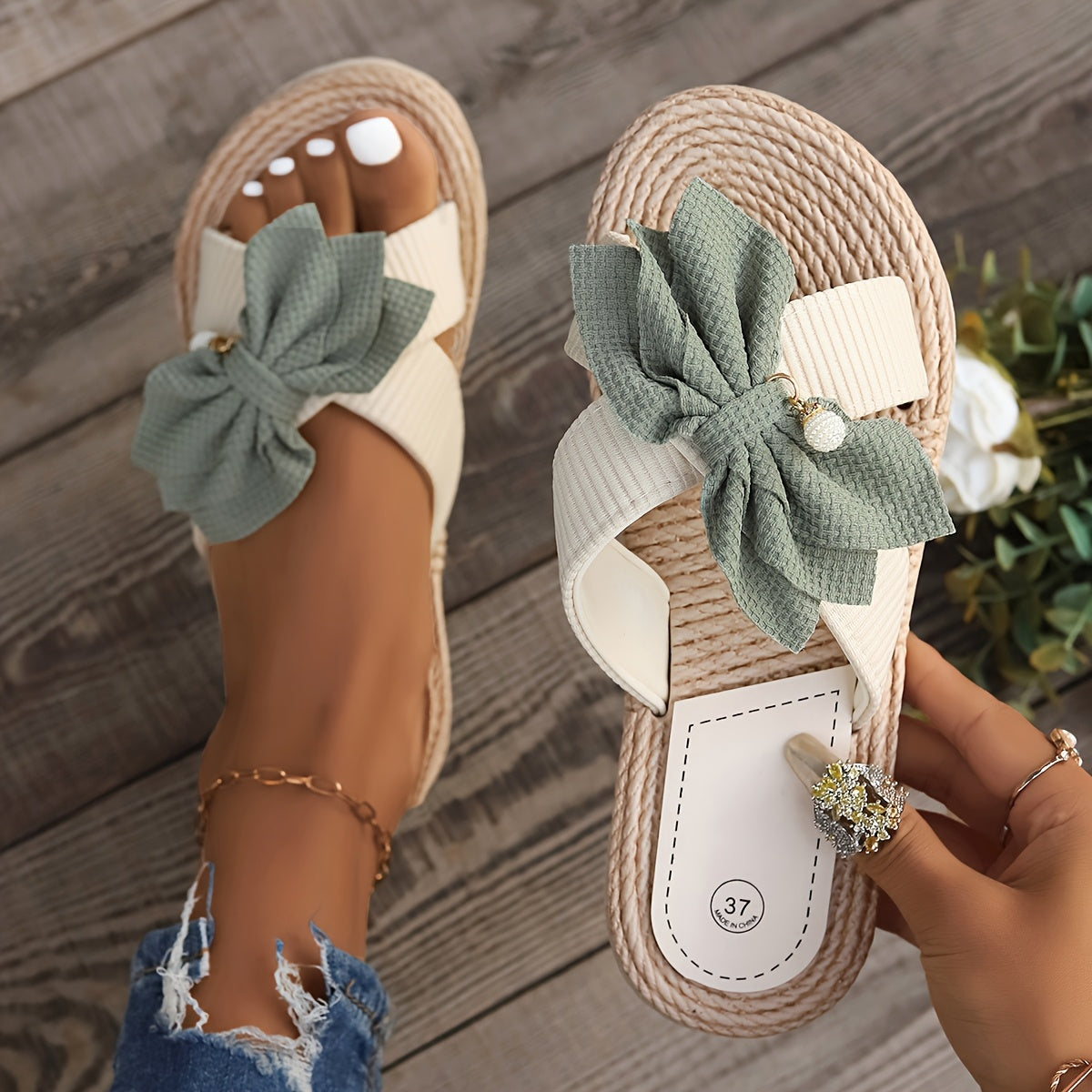 Luna – Zomerslippers met Strikdetail